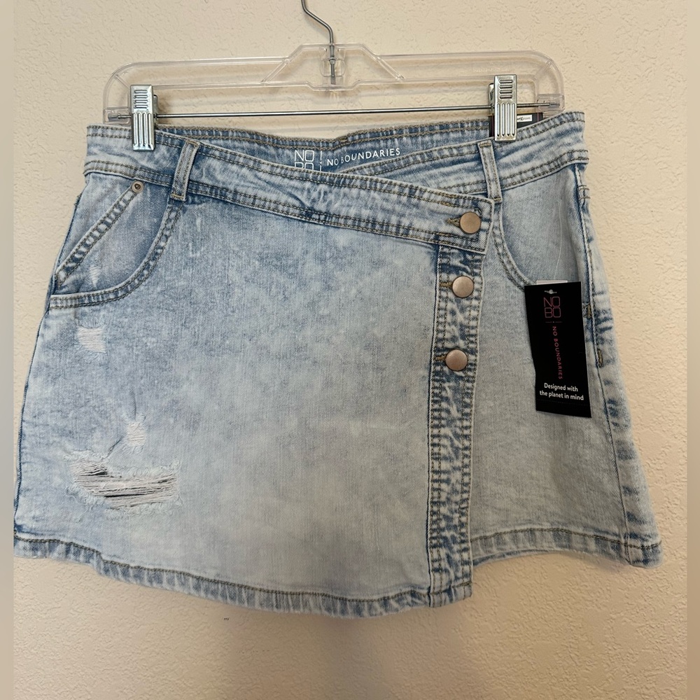 No Boundaries distressed wash skort. Size 11